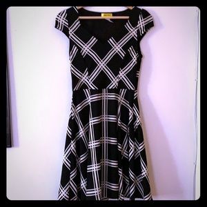 Black and white pattern short-sleeve dress
